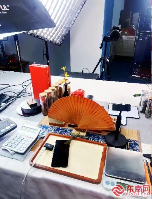 青春帶貨新力量 福州外語外貿(mào)學院學子化身助銷員，助力家鄉(xiāng)紅木工藝品走向更廣闊市場